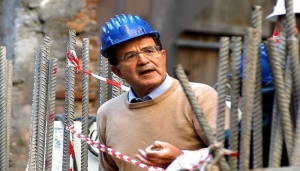 Romano Prodi rientra nel dibattito politico e propone la sua ricetta anti-crisi: «Trivelliamo, c'è un mare di petrolio sotto l'Italia». Abbiamo risorse energetiche da sfruttare maggiormente, come la Val d’Agri, ed altre da iniziare ad esplorare come l’Adriatico ed il Canale di Sicilia. Questo il senso della lettera che l’ex presidente delle Commissione europea ha scritto ieri al Messaggero.  In una situazione economicamente difficile - esordisce Prodi - in cui ogni governo non riesce a «reperire nuove risorse per fare fronte ai suoi molteplici impegni, […] una parte modesta ma non trascurabile di questi soldi la può semplicemente trovare scavando - non scherzo - sotto terra. Ci troviamo in una situazione curiosa, per non dire paradossale, che vede il nostro Paese al primo posto per riserve di petrolio in Europa, esclusi i grandi produttori del Mare del Nord». L’ex premier entra anche nel dettaglio dei costi e dei benefici: «Significherebbe alleggerire la nostra bilancia dei pagamenti di circa 5 miliardi di euro  ed aumentare le entrate fiscali dello Stato di 2,5 miliardi ogni anno. Si attiverebbero investimenti  per oltre 15 miliardi». Ma Prodi è anche consapevole degli ostacoli dal punto di vista ambientale: «Mi rendo evidentemente conto che tra le mille ragioni ve ne sono parecchie che debbono essere prese seriamente in considerazione perché la sicurezza e la protezione dell’ambiente sono per tutti una priorità. Il principio di precauzione ha la precedenza su tutto. La risposta ai rischi industriali - prosegue - non è tuttavia l’impedimento a fare, ma la capacità di governarli. Il nostro Paese ha conoscenze, tecnologia, esperienza per riuscirvi ed ha una delle più severe legislazioni a tutela dell’ambiente e della sicurezza dei territori». Per l’ex presidente delle Commissione europea c’è il rischio che i nostri vicini di casa possano sfruttare prima di noi le risorse del sottosuolo: «Non intendo prendere in considerazione risorse energetiche che si trovano vicino alla costa. Mi limito ai giacimenti in mare aperto, il caso più clamoroso riguarda tutta la dorsale dell’Adriatico, così promettente da essere oggetto di un grandioso piano di sfruttamento da parte del governo croato, che ha recentemente chiamato a gara le grandi compagnie energetiche internazionali per sfruttare un giacimento che può fare della Croazia il “gigante energetico” d’Europa». Romano Prodi pone una questione seria e di lungo periodo. L’Italia ha rinunciato al nucleare, puntando su un mix di approvvigionamento energetico composto da petrolio, carbone, gas e rinnovabili ma la sufficienza energetica è solo un miraggio. I recenti eventi in Libia ed Ucraina ci dovrebbero far comprendere che la dipendenza energetica dall’estero ci rende eccessivamente vulnerabili. Ma non solo. Il principale aspetto negativo è il costo elevatissimo della bolletta energetica nazionale che si riversa sulle famiglie e sulle imprese, rendendo queste ultime meno competitive rispetto ai concorrenti internazionali. In più c’è il paradosso, un po’ come per il nucleare, che l’Italia ha multinazionali capaci di far investimenti in tutto il mondo tranne che nel proprio Paese.  Con la sua proposta l’ex premier ha messo – è il caso di dirlo – benzina sul fuoco in una campagna elettorale già in fiamme. Ora bisognerà attendere le reazioni dei tre principali leader: Berlusconi, Grillo e soprattutto il premier in carica, Renzi, a cui spetta l’onere maggiore. Sia perché milita nello stesso partito di Prodi, il Pd, sia perchè come capo del governo ha tutti i poteri per avviare una nuova fase della politica energetica nazionale.